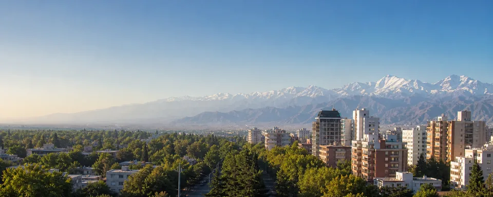 Vista de Mendoza y la cordillera de los Andes
